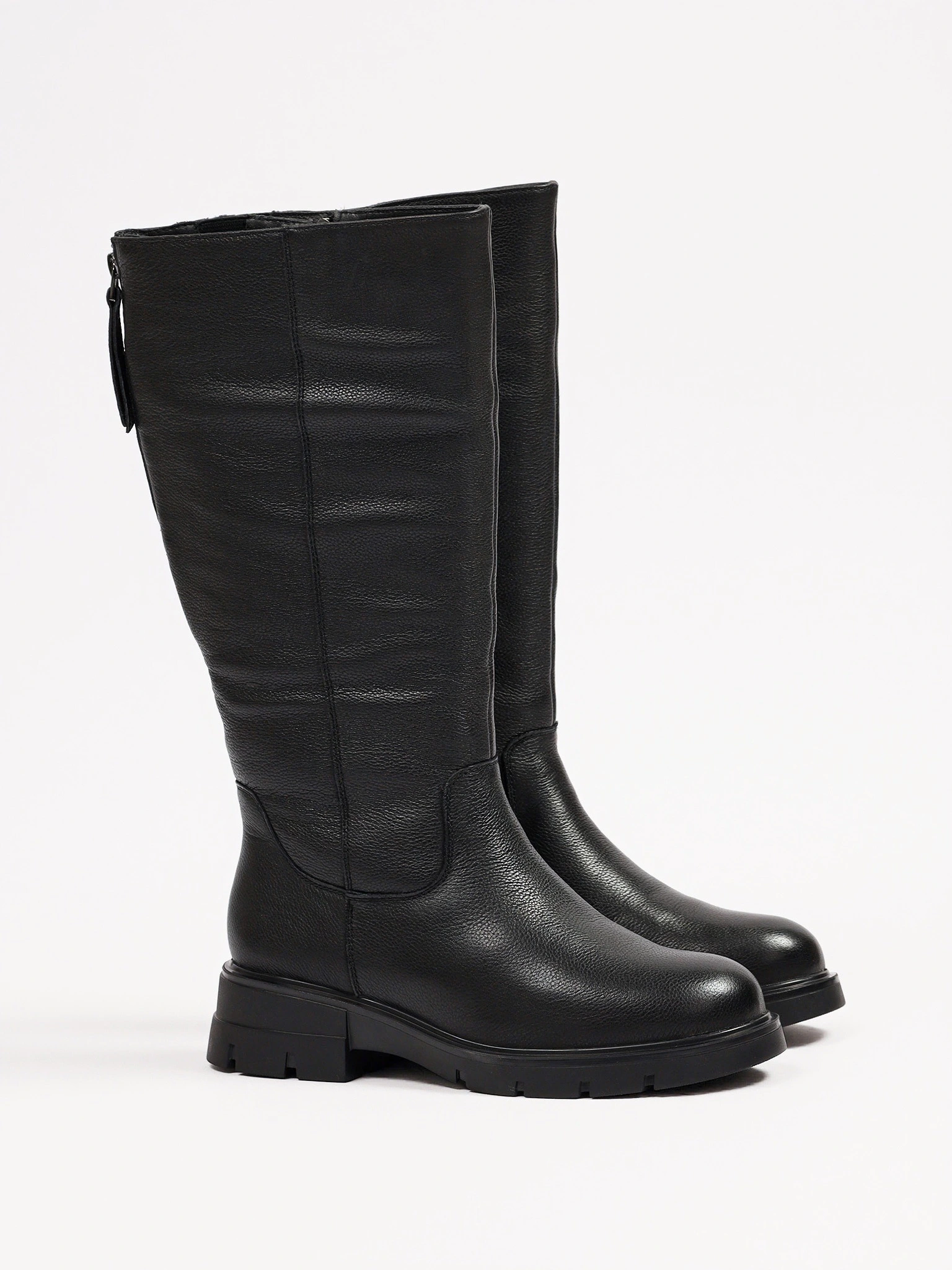 Сапоги черного цвета на рельефной подошве